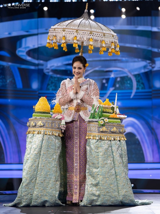 Panisa Kaewphet yang dinobatkan sebagai Miss Universe Ang Thong 2026 tampil dengan kostum bertajuk ‘Aphon-wat Samrap Chao Wang’ pada sesi penjurian kostum nasional Miss Universe Thailand 2026. Kostumnya terinspirasi dari kudapan mewah kerajaan Thailand yang berasal dari dapur istana pada era Rattanakosin.  Foto: Dok. Facebook Miss Universe Thailand