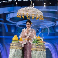 Panisa Kaewphet yang dinobatkan sebagai Miss Universe Ang Thong 2026 tampil dengan kostum bertajuk ‘Aphon-wat Samrap Chao Wang’ pada sesi penjurian kostum nasional Miss Universe Thailand 2026. Kostumnya terinspirasi dari kudapan mewah kerajaan Thailand yang berasal dari dapur istana pada era Rattanakosin.  Foto: Dok. Facebook Miss Universe Thailand