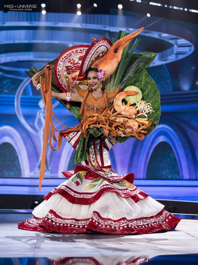 Phairin Srekaew, Miss Universe Uthai Thani 2026, membawa salah satu makanan Thailand yang paling dikenal dunia: Pad Thai di sesi penjurian kostum nasional Miss Universe Thailand 2026 yang berlangsung pada 18 Agustus 2026. Tak tanggung-tanggung, ia hadir dengan mi berukuran raksasa yang menjuntai dari kostumnya.  Foto: Dok. Facebook Miss Universe Thailand