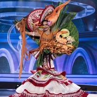 Phairin Srekaew, Miss Universe Uthai Thani 2026, membawa salah satu makanan Thailand yang paling dikenal dunia: Pad Thai di sesi penjurian kostum nasional Miss Universe Thailand 2026 yang berlangsung pada 18 Agustus 2026. Tak tanggung-tanggung, ia hadir dengan mi berukuran raksasa yang menjuntai dari kostumnya.  Foto: Dok. Facebook Miss Universe Thailand