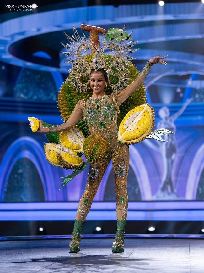Sprite Sonwanee Suwanmanee mewakili Prachuap Khiri Khan dalam Miss Universe Thailand 2026. Ia mengenakan kostum bertajuk ‘Suwan Durian Sri Siam’ yang terinspirasi dari buah durian yang populer di Thailand. Foto: Dok. Facebook Miss Universe Thailand