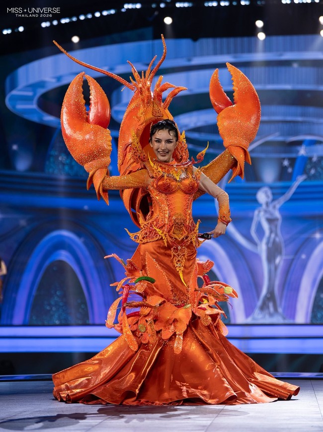 Sunisa Pinklab atau Mo-Sunisa Phinklab merupakan kontestan Miss Universe Thailand 2026 yang mewakili Provinsi Trat. Ia mencuri perhatian lewat kostum nasional bertema udang raksasa. Kostum tersebut dibuat begitu mencolok dengan bentuk udang yang mendominasi penampilannya, membuat Sunisa terlihat bak hidangan laut raksasa yang berjalan di atas panggung.Foto: Dok. Facebook Miss Universe Thailand