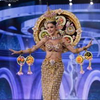 Tharina Botes yang mewakili wilayah Bangkok di Miss Universe Thailand 2026 menghadirkan kostum yang merepresentasikan hidangan khas Thailand. Busananya menggambarkan perpaduan cita rasa khas kuliner Thailand, mulai dari manis, asam, asin hingga pedas. Kostum Tharina sekilas seperti sepiring nasi dengan berbagai lauk dalam versi yang lebih glamor. Foto: Dok. Facebook Miss Universe Thailand