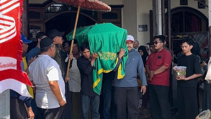 Jenazah Edi Suyanto (55), korban ledakan di SPPG Mojokerto Puri Medali saat hendak dimakamkan
