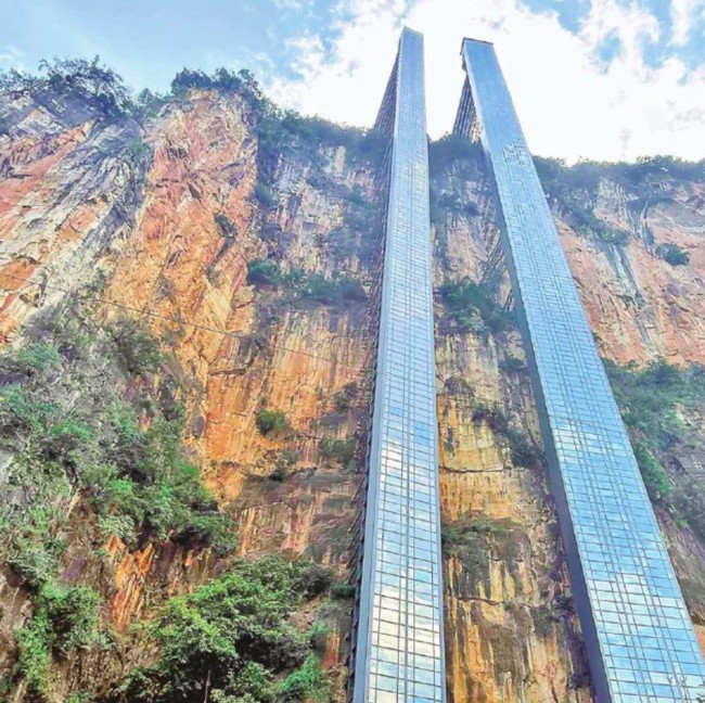 Penampakan Lift Tebing Setinggi 288 Meter di China