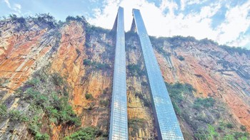 Lift ini dirancang untuk mengatasi perbedaan ketinggian ekstrem antara kawasan permukiman di dasar ngarai dan wilayah di atas gunung. Dengan kecepatan hingga sekitar 5 meter per detik, perjalanan menuju bagian atas dapat ditempuh hanya dalam beberapa menit. Foto: Yunnan Net
