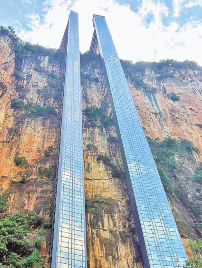 Penampakan Lift Tebing Setinggi 288 Meter di China
