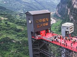 Lift Tebing 288 Meter di China Pangkas Perjalanan 6 Jam Jadi 30 Menit