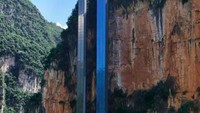 Lift tersebut diracang dengan kecematan sekitar 5 meter per detik. Perjalanan menuju bagian atas dapat ditempuh hanya dalam beberapa menit.Foto: Peoples Daily China