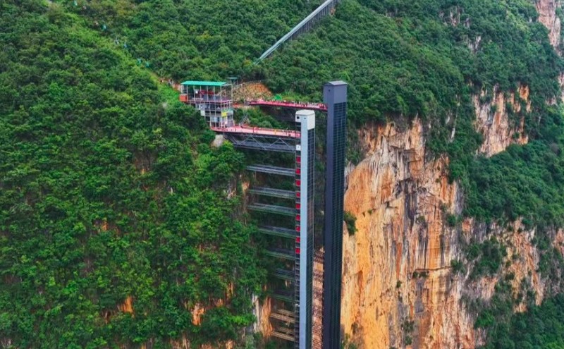 Lift tebing di China