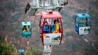 Anak-anak sekolah sering menggunakan fasilitas ini karena mampu memangkas perjalanan dari 6 jam menjadi 30 menit.Foto: Peoples Daily China