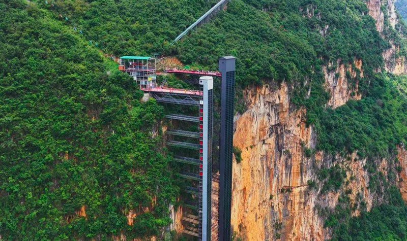 Lift tebing di China