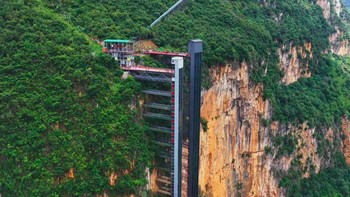 Lift Fuyao Ladder menjulang setinggi sekitar 288 meter di sisi tebing Provinsi Yunnan, China. Dinding kacanya memungkinkan penumpang melihat langsung pemandangan lembah selama perjalanan vertikal. Foto: Peoples Daily China