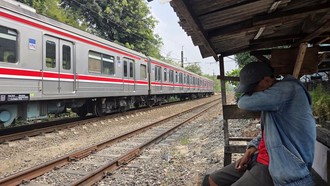 Detik-detik Warga Tewas Tertabrak KRL di Tebet, Korban Terlempar 10 Meter