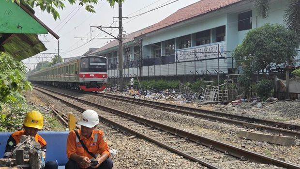Lokasi warga tertabrak KRL di Tebet, Jaksel, pada Kamis (20/8/2026) pagi (Taufiq/detikcom)