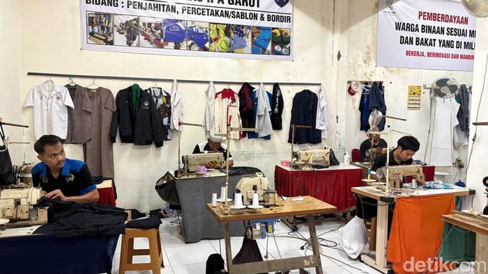 Mantan napi, Fajar, merinsit usaha konveksi usai bebas bersyarat.