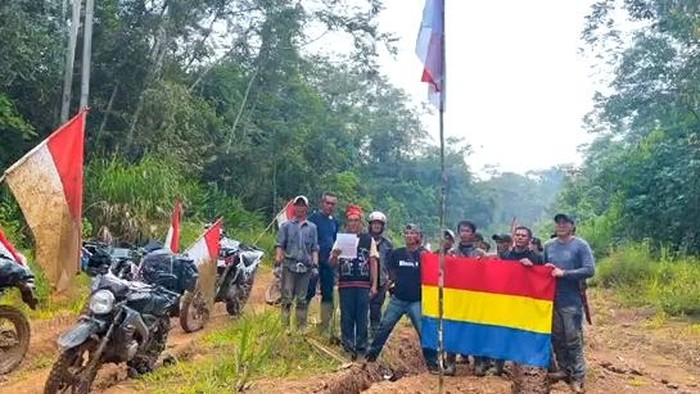 Masyarakat adat Dayak Lundayeh di Krayan usai menggelar upacara HUT ke-81 RI, dengan mengibarkan bendera Dayak di bawah bendera merah putih. (Istimewa/Tangkapan layar video viral)