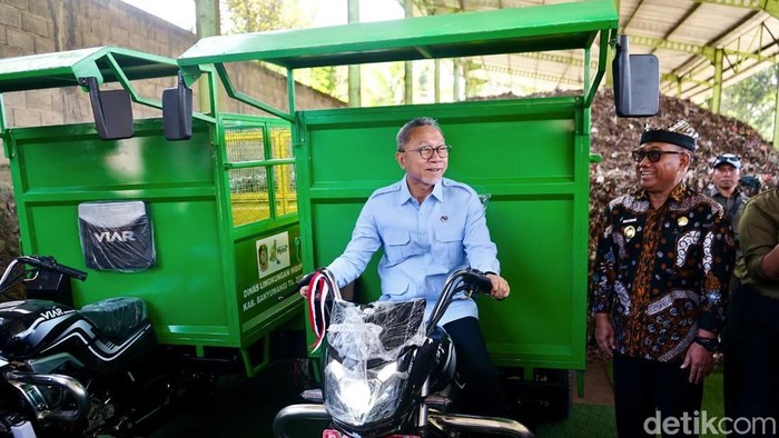 Menko pangan Zulhas saat menyerahkan bantuan di TPS3R Balak Songgon Banyuwangi
