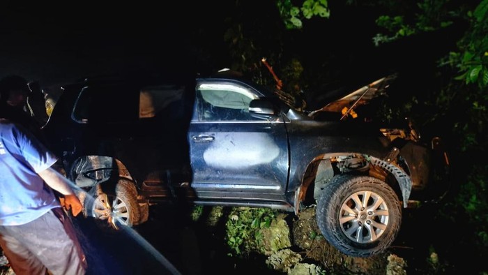 Mobil Dinas Bupati Biak Numfor, Markus Oktovianus Mansnembra mengalami kecelakaan tunggal hingga terbalik di Kampung Kamumi.