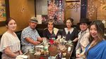 10 Potret Dewi Sukarno Kulineran, Stylish di Usia 86 Tahun