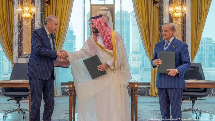 PM Pakistan Shehbaz Sharif bersama Putera Mahkota Arab Saudi Mohammed bin Salman dan Presiden Turki Recep Tayyip Erdogan usai ratifikasi Pakta Pertahanan di Makkah, Jumat (7/8) (Saudi Press Agency/APA Images/ZUMA/picture alliance)