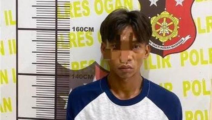 Pelaku saat diamankan polisi usai membakar kebun tebu di Ogan Ilir