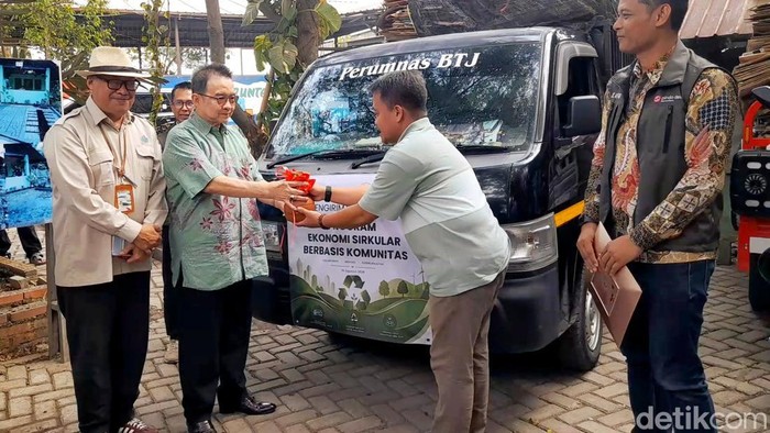 Pelepasan perdana pengiriman sampah kardus dari TPS3R Baraya Runtah Perumnas Telukjambe Kabupaten Karawang ke pabrik kertas