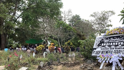 Suasana pemakaman korban KMP Putri Yasmin, Ardiyansah di Desa Gelogor, Kecamatan Kediri, Lombok Barat, NTB, Kamis (20/8/2026).