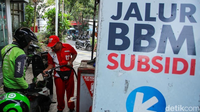 Petugas melayani pengisian Bahan Bakar Minyak (BBM) jenis Pertalite di salah satu SPBU Jakarta, Kamis (20/8/2026).