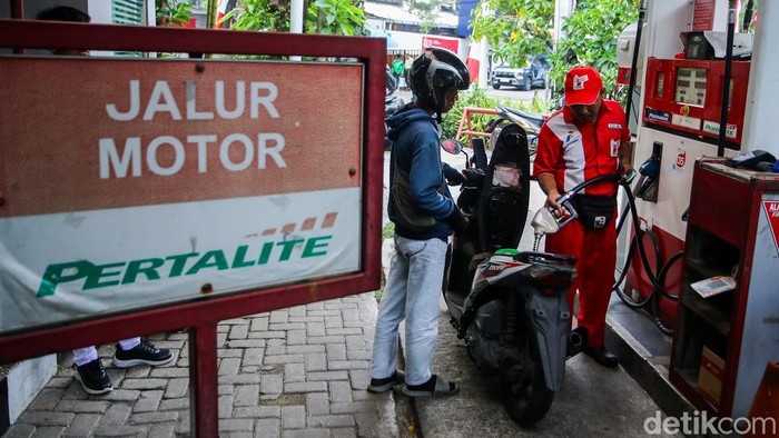 Petugas melayani pengisian Bahan Bakar Minyak (BBM) jenis Pertalite di salah satu SPBU Jakarta, Kamis (20/8/2026).