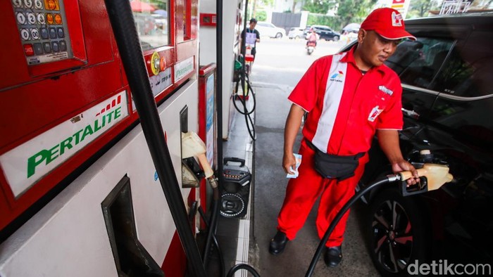 Petugas melayani pengisian Bahan Bakar Minyak (BBM) jenis Pertalite di salah satu SPBU Jakarta, Kamis (20/8/2026).