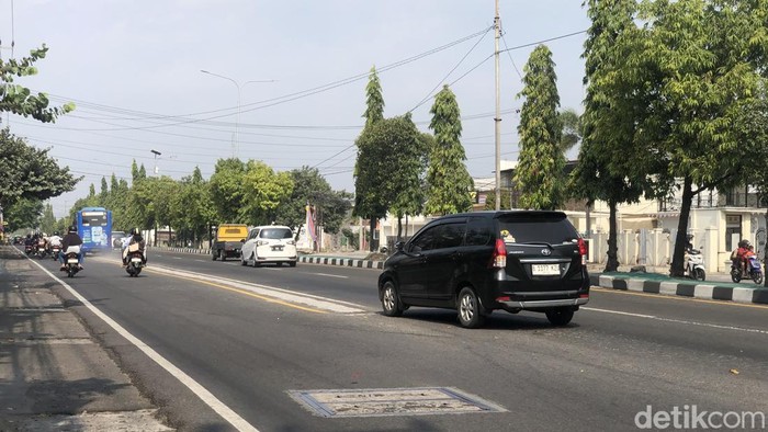 Penampakan ruas ring road Maguwoharjo Sleman yang separatornya sudah dibongkar, Kamis (20/8/2026).