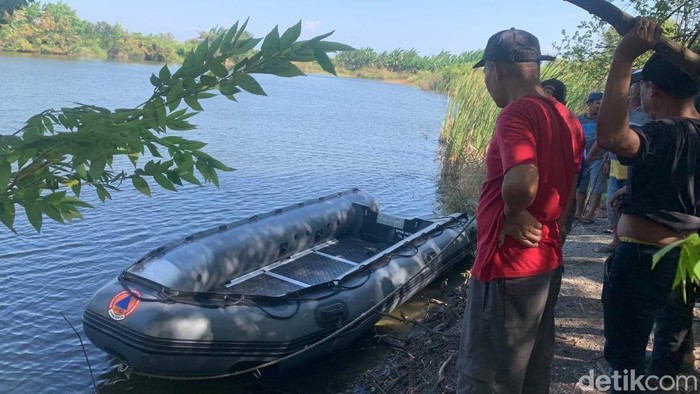Pencarian pemancing yang tenggelam di Gresik