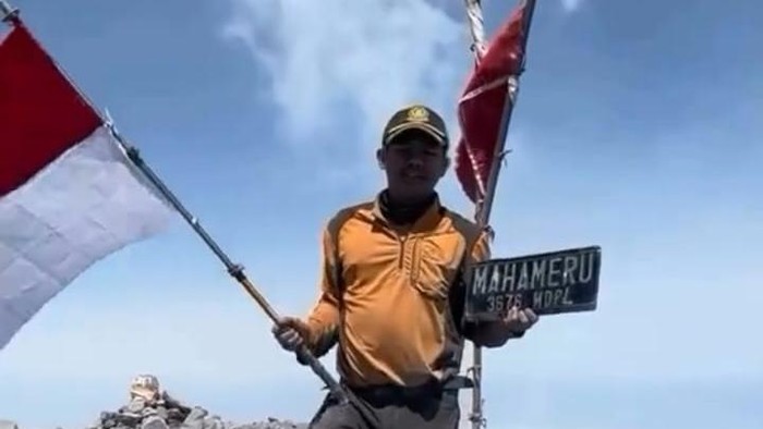 Pendaki yang pamer berhasil muncak di puncak Mahameru,. Semeru pada momen 17 Agustusan kearin.