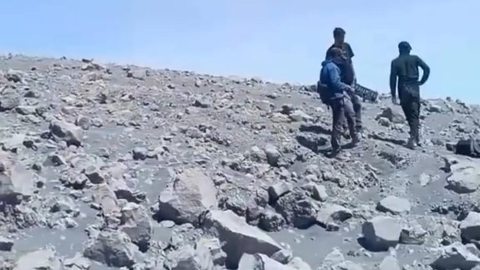 Pendaki yang pamer berhasil muncak di puncak Mahameru,. Semeru pada momen 17 Agustusan kearin.