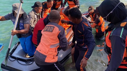 Tim SAR mengevakuasi jenazah pria di Pantai Mulut Seribu, Desa Daiama, Kecamatan Landu Leko, Kabupaten Rote Ndao, NTT, Kamis (20/8/2026).