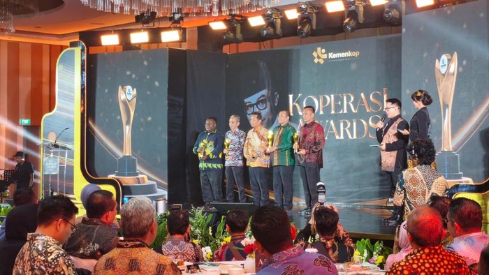 Penerima penghargaan Bakti Koperasi Satya Bhakti Pamong Artha