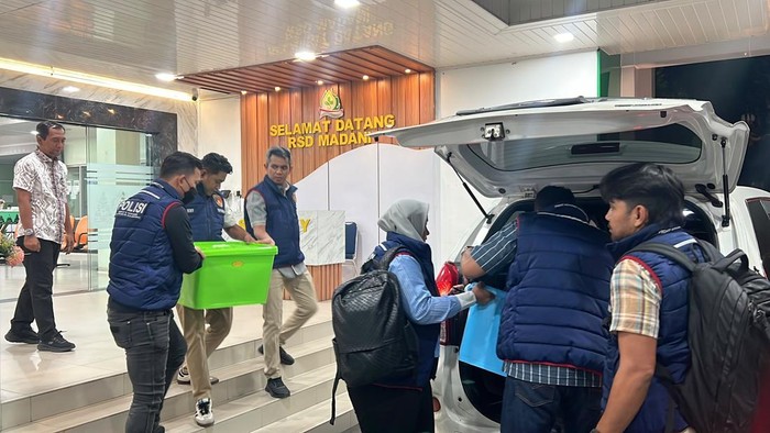 Subdit Tipikor Ditreskrimsus Polda Riau melakukan penggeledahan di RSD Madani.