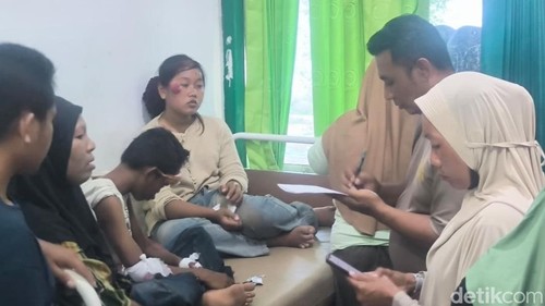 Penumpang pikap yang terguling di jalan lintas Sape-Bima ditangani medis di Puskesmas Sape, Kabupaten Bima, NTB, Rabu (19/8/2026).