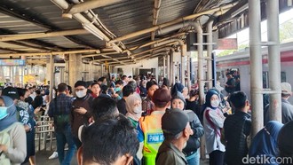 Perjalanan KRL Arah Jakarta Kota Terganggu, Penumpang Numpuk di Citayam