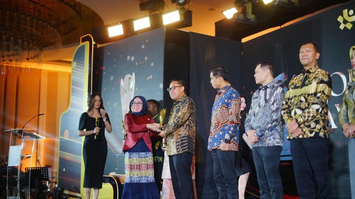 Penyerahan penghargaan Koperasi Awards 2026 yang diterima Wakil Bupati Bone Andi Akmal Pasluddin. Dokumen Istimewa