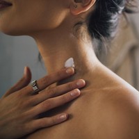 Wajah Glowing Tapi Leher Keriput? Ini Kata Dokter Kulit!