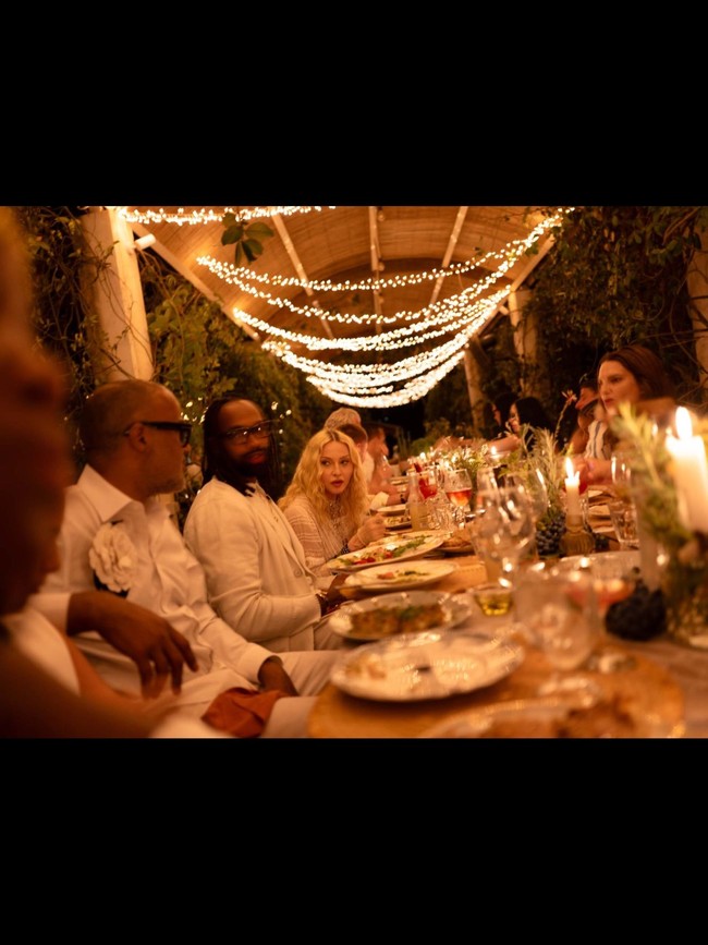 Madonna membagikan sejumlah foto perayaan ulang tahunnya melalui Instagram. Dalam keterangan unggahannya, ia menulis, “Ini hari ulang tahunku! Makan, berdoa, mencintai, minum, menari, memecahkan piring, memberi makan kucing!!” Foto: Instagram/@madonna