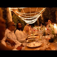 Madonna membagikan sejumlah foto perayaan ulang tahunnya melalui Instagram. Dalam keterangan unggahannya, ia menulis, “Ini hari ulang tahunku! Makan, berdoa, mencintai, minum, menari, memecahkan piring, memberi makan kucing!!” Foto: Instagram/@madonna