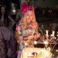 Gaun tampil dramatis dengan taburan payet dari atas hingga bawah, serta detail bunga yang dibuat dari kristal dan satin. Madonna kemudian melengkapinya dengan aksesori kepala yang dihiasi rangkaian mawar fuchsia berukuran besar. Foto: Instagram/@madonna