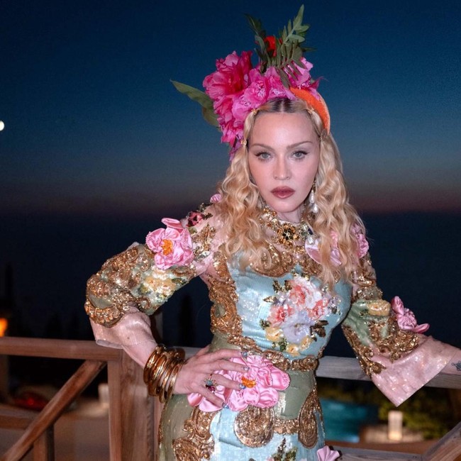 Gaya Ultra-glamor Madonna Rayakan Ultah ke-68, Mesra Bareng Pacar Brondong