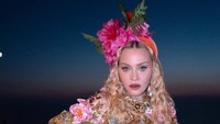 Gaya Ultra-glamor Madonna Rayakan Ultah ke-68, Mesra Bareng Pacar Brondong