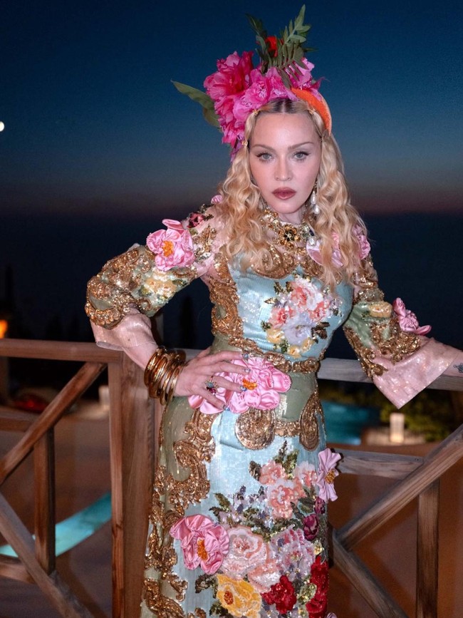 Gaya Ultra-glamor Madonna Rayakan Ultah ke-68, Mesra Bareng Pacar Brondong