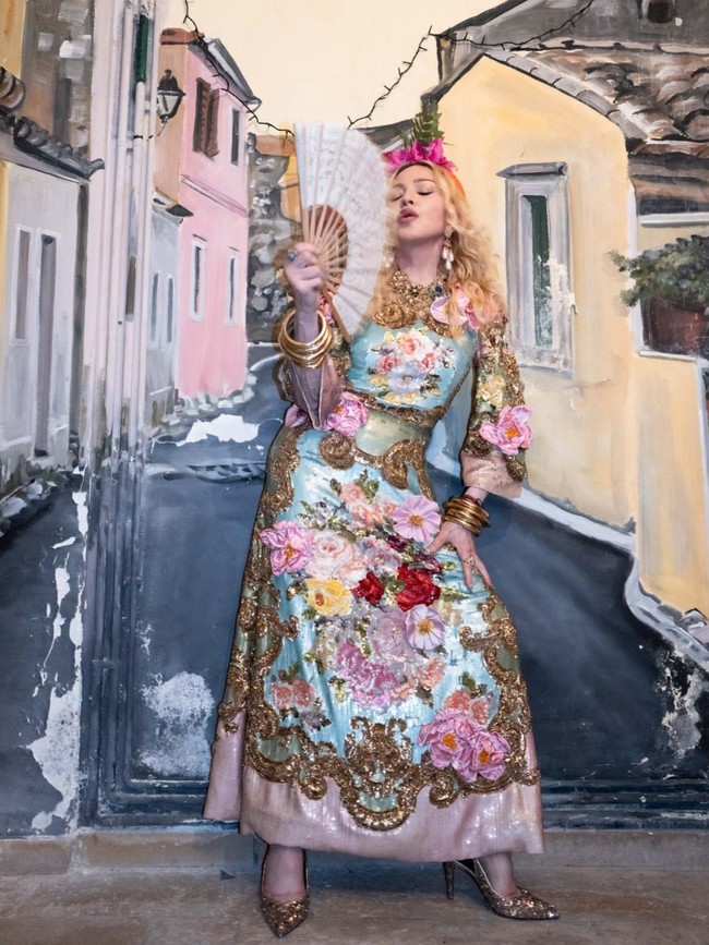 Untuk menyempurnakan penampilannya, Madonna mengenakan high heels berwarna emas dan beberapa gelang kuningan dari Dinosaur Designs. Ia juga memakai kalung bermotif bunga, juga dari koleksi perhiasan Dolce & Gabbana, Alta Gioielleria. Kalung dihiasi bebatuan tanzanite, morganite, aquamarine, rhodolite garnet, dan mutiara Laut Selatan. Foto: Instagram/@madonna