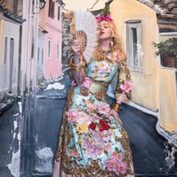 Untuk menyempurnakan penampilannya, Madonna mengenakan high heels berwarna emas dan beberapa gelang kuningan dari Dinosaur Designs. Ia juga memakai kalung bermotif bunga, juga dari koleksi perhiasan Dolce & Gabbana, Alta Gioielleria. Kalung dihiasi bebatuan tanzanite, morganite, aquamarine, rhodolite garnet, dan mutiara Laut Selatan. Foto: Instagram/@madonna